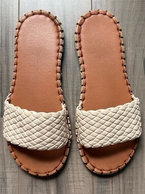 Amazon Women's Woven Slide Sandals in White and Tan